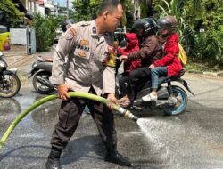Solar Tumpah Di Jalan Cendrawasih Bhabinkamtibmas Polsek Pontianak Kota Gerak Cepat Lakukan Penyiraman
