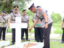 Peringati Jasa Pahlawan Di TMP Dharma Patria Pontianak Polda Kalbar Laksanakan Upacara Tabur Bunga