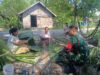 Wujud Kemanunggalan TNI-Rakyat Babinsa Maktangguk Komsos Kepada Warga Pengusaha Atap Daun
