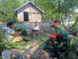 Wujud Kemanunggalan TNI-Rakyat Babinsa Maktangguk Komsos Kepada Warga Pengusaha Atap Daun