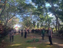 Polsek Sambas Bersihkan Makam Pahlawan Dalam Rangka Peringatan HUT Bhayangkara Ke-79 Tahun 2025
