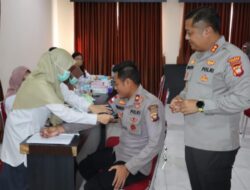 Wakapolres Sambas Beserta Ketua Bhayangkari Cabang Sambas Turut serta Dalam Gelar Bakti Kesehatan Donor Darah Dan Pengobatan Gratis