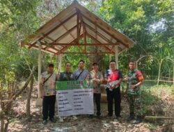 Dampingi Kegiatan Verifikasi Babinsa Koramil 1209–03/Sry Monitoring Pembangunan Desa
