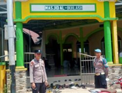 Polsek Menyuke Lakukan Pengamanan Terbaik Kepada Warga Yang Melaksanakan Sholat