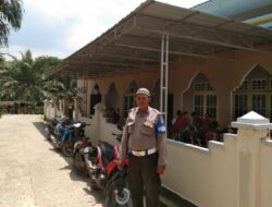 Polsek Kuala Behe Laksanakan Pengamanan Sholat Jumat Jamin Kamtibmas Kondusif