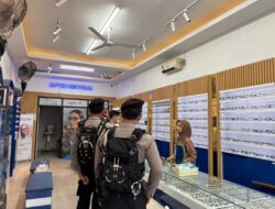 Kanit Pamobvit Sat Samapta Polres Ketapang Pimpin Patroli Di Pusat Kota Ketapang