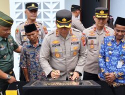 Kapolresta Pontianak Serahkan Kunci Rumah kepada Tukang Sol Sepatu dalam Rangka Bedah Rumah Hari Bhayangkara ke-79