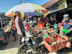 Temui Warganya Anggota Polsek Mandor Lakukan Patroli Siang