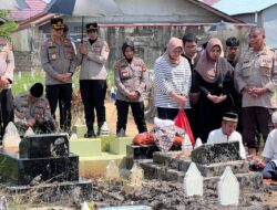 Kapolresta Pontianak Takziah ke Pemakaman Istri Dari Wakapolsek Pontianak Timur