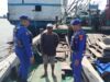 Personel Sat Polairud Polres Ketapang Berikan Imbauan Keselamatan kepada Crew Kapal Kapuas Abadi I