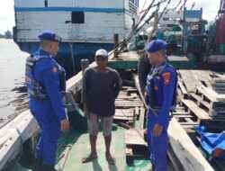 Personel Sat Polairud Polres Ketapang Berikan Imbauan Keselamatan kepada Crew Kapal Kapuas Abadi I