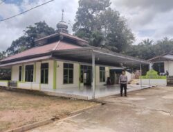 Polsek Ngabang Laksanakan Pengamanan Sholat Jumat Di Dua Lokasi Terpantau Aman Kondusif
