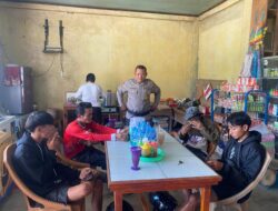 Kanit Binmas Sambangi Warga Yang Lagi Kumpul Sampaikan Pesan Kamtibmas