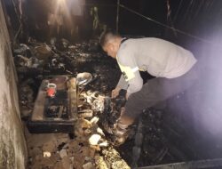 Polsek Mempawah Hulu Datangi Tkp Kebakaran Rumah Di Desa Tunang