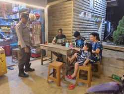 Duduk Santai Disapa Polisi Warga Air Besar Merasa Aman Dan Diperhatikan