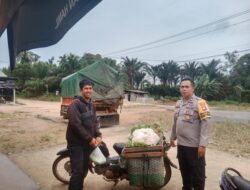 Sambangi Warganya Saat Patroli Siang Ini Pesan Humanis Anggota Polsek Sebangki