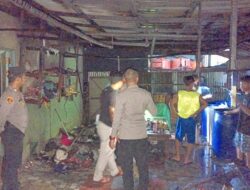 Kebakaran Dapur Rumah Warga Di Sebawi Polsek Sambas Lakukan Penanganan Cepat