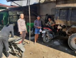 Cuaca Panas Tak Surutkan Semangat Petugas Polsek Mandor Tetap Laksanakan Patroli Siang Temui Warga