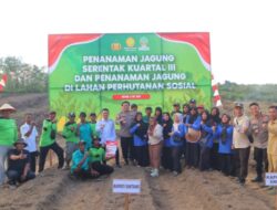 Polres Sintang Ikuti Zoom Nasional Dan Tanam Jagung Serentak Di Desa Gurung Kempadik