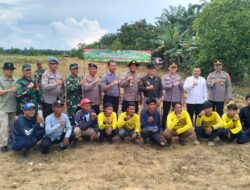 Kapolsek Selatan Dan Camat Singkawang Selatan Melakukan Penanaman Jagung Hibrida Kuartal lll 