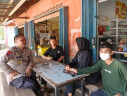 Anggota Polsek Sengah Temila Gelar Ngopi Bareng Di Warung Pinggir Jalan