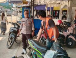 Petugas Polsek Sengah Temila Sambangi Warga Penjual Buah Dan Tukang Parkir Wujud Kedekatan Polisi Dengan Masyarakat