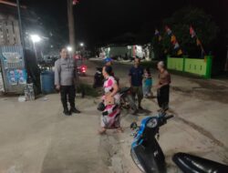 Patroli Malam Jaga Keamanan Warga Polisi Sambangi Toko dan Warga Di Kecamatan Air Besar