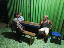 Cegah Kejahatan Patroli Malam Polsek Air Besar Sambangi Warga Dan Pemilik Toko