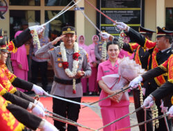 Masuk Ke Markas Komando Polres Ketapang Untuk Pertama Kali AKBP Muhammad Harris Disambut Dengan Tradisi Adat Budaya Ketapang Dan Tepung Tawar