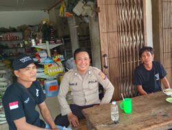 Sambangi Warga Yang Sedang Nongkrong Patroli Polsek Kuala Behe Sampaikan Pesan Kamtibmas
