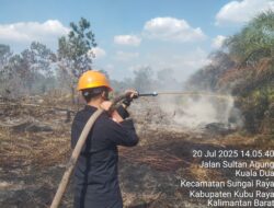 Satbrimob Polda Kalbar Kembali Bergerak Cepat Melakukan Pemadaman Api Dilahan Kosong