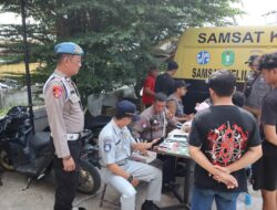 Ops Patuh Polres Sintang Bagikan Brosur Keselamatan dan Gelar Razia Di Jalan MT. Haryono