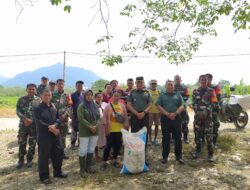Penyaluran Bantuan Pupuk Oleh Komandan Kodim 1209/Bengkayang Ke Gabungan Kelompok Tani