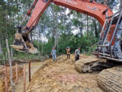 Alat Berat Dikerahkan untuk Percepat Pembuatan Gorong-Gorong TMMD Kodim 1205/Sintang di Desa Sungai Pengga