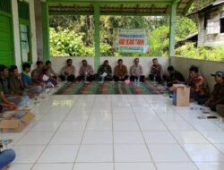 Jalin Kebersamaan Babinsa Koramil 1209-02/Sanggau Ledo Dampingi Musyawarah Dan Kordinasi Dengan Masyarakat Terkait Lahan Usaha