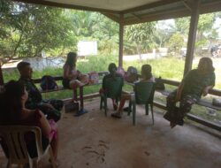 Babinsa kodim 1204/sanggau Komsos Dengan Tokoh Masyarakat Di Wilayah Binaan