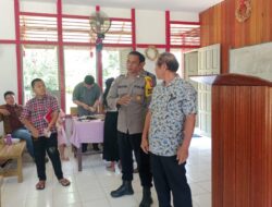 Personil Polsek Ngabang Laksanakan Pengamanan Di Gereja Untuk Ciptakan Situasi Kondusif