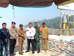 Pastikan Aman Dan Tepat Sasaran Babinsa Koramil 1209-03/Sungai Raya Kawal Pendistribusian Bantuan Beras