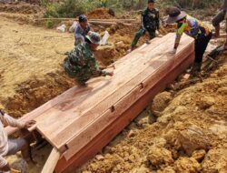 Dibawah Teriknya Matahari Satgas TMMD ke-125 Kodim Sintang Tetap Semangat Bangun Desa