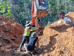 PANAS TERIK TAK SURUTKAN SEMANGAT SATGAS TMMD KODIM SINTANG TUNTASKAN PEKERJAAN DI SETIAP SASARAN