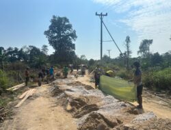 Satgas TMMD Reguler ke-125 Kodim 1202/Skw Bersama Masyarakat Percepat Pengerjaan Rabat Beton