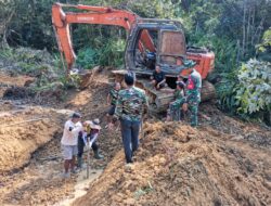 Dan SSK TMMD Kodim 1205/Sintang, Letda Arm Firnaldi H. Lubis Tinjau Dan Awasi Langsung Pekerjaan Fisik TMMD ke-125