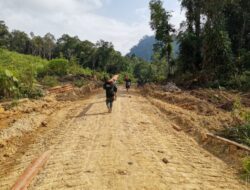 Bahu Membahu Angkut Material Satgas TMMD Kodim Sintang Terus Kerjakan Sasaran Fisik