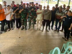 Kodim 1205/Sintang Gandeng Kepolisian Sampaikan Pesan Kamtibmas Lewat Penyuluhan TMMD