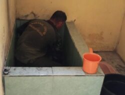 Tingkatkan Pelayanan Kesehatan Warga Satgas TMMD Reguler ke-125 Kodim 1202/Skw Rehab WC Posyandu