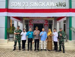 Dekat Dengan Anak-Anak Kapolres Singkawang Pantau Langsung Program Makan Bergizi Gratis Di SDN 23