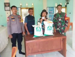 Dampingi Penyaluran Beras Bulog Untuk Warga Babinsa Koramil 1209-02/Sanggau Ledo Pastikan Aman Dan Lancar