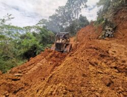 Kodim 1205/Sintang Hadapi Medan Berat Perbukitan Balam Pembukaan Jalan Pada TMMD ke-125