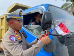 Polres Melawi Bagikan Bendera Kepada Masyarakat Pengguna Jalan