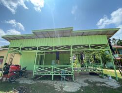 Satgas TMMD Kodim 1205/Sintang Lanjutkan Kegiatan dengan Pengecatan Pentas Desa Usai Pembersihan Lingkungan